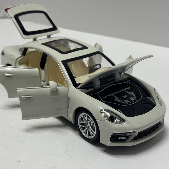 1:24 2020 Porsche Panamera White Diecast With LED Lights - Picture 4 of 9